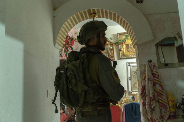 בלילה אחד: לוחמי צה"ל לכדו 12 מבוקשים | תיעוד
