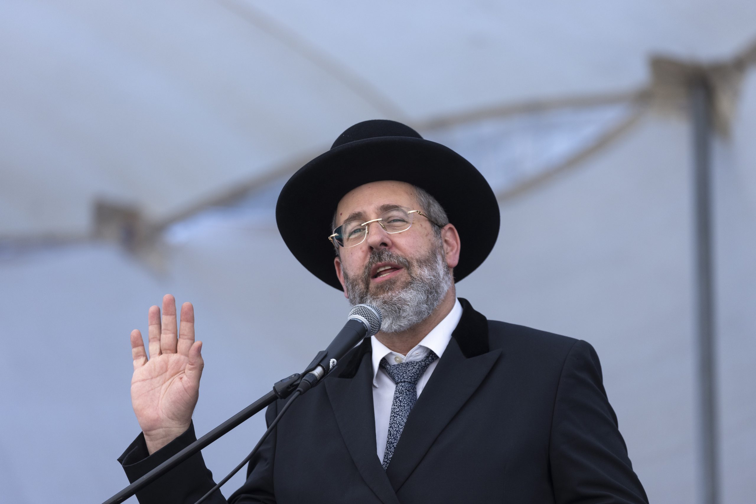 הרב לאו נגד המפגינים: "גורמים שונאי דת"