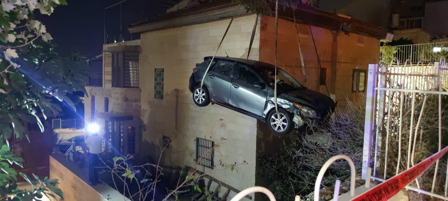 לאחר התאונה: הרכב מנווה דניאל חולץ במנוף • תיעוד