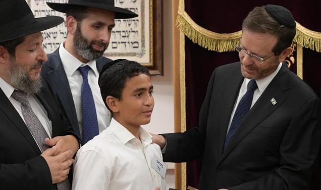 הרצוג העניק ספר תהילים לבן של נרצח הפיגוע