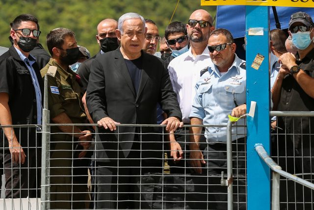 ראש הממשלה לשעבר עם המפכ"ל והשר לביטחון פנים בזירת האסון