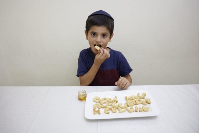 דביר, שעלה לכיתה א' בבית ספר בפתח תקווה, אוכל עוגיות בצורת א"ב בדבש