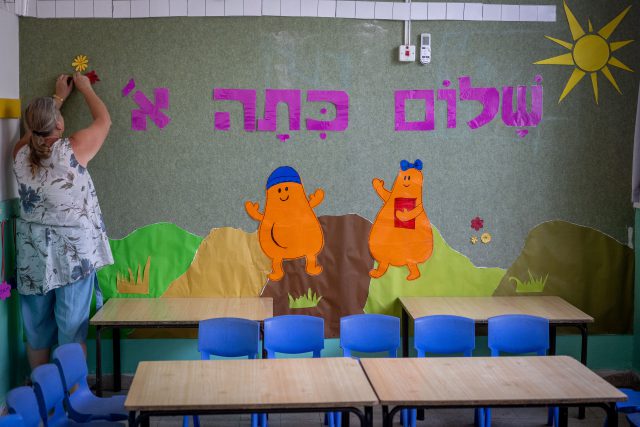 הכנות בבית ספר בירושלים לפתיחת שנת הלימודים