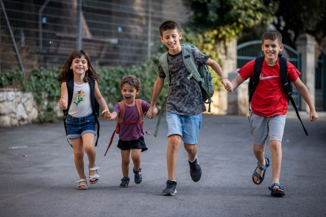 ילדים עם תיקי בית ספר בירושלים, ערב פתיחת שנת הלימודים החדשה