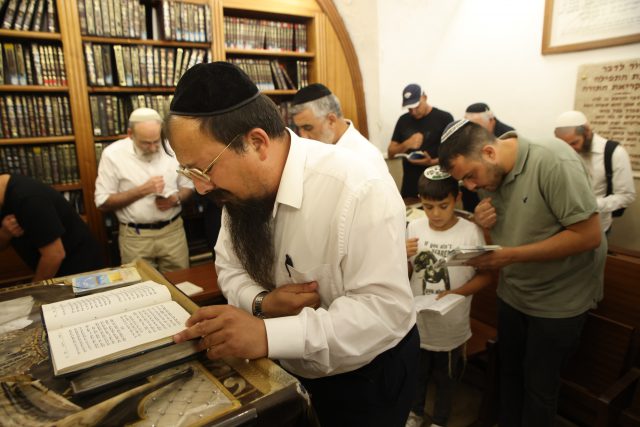 אומרים סליחות בקבר רבי שמעון בר יוחאי במירון לרגל ראש חודש אלול