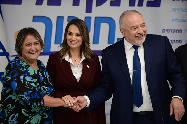 שר האוצר אביגדור ליברמן, שרת החינוך יפעת שאשא ביטון ומזכ"לית הסתדרות המורים יפה בן דויד מודיעים על הגעה להסכם וביטול השביתה במערכת החינוך