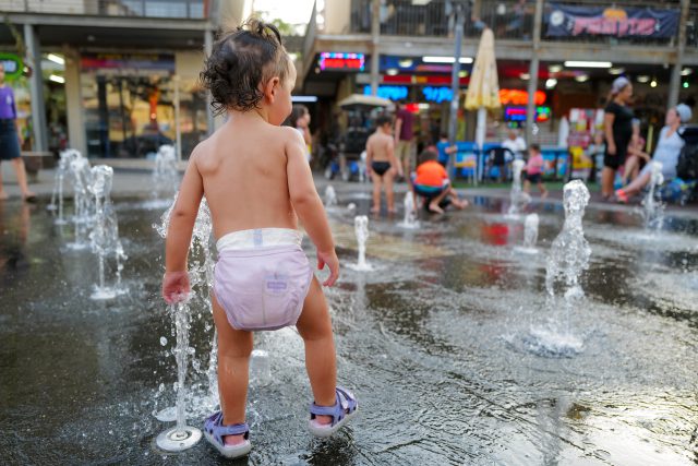 ילדים מנצלים מזרקות בקצרין בכדי להתקרר מעט מול גל החום הכבד