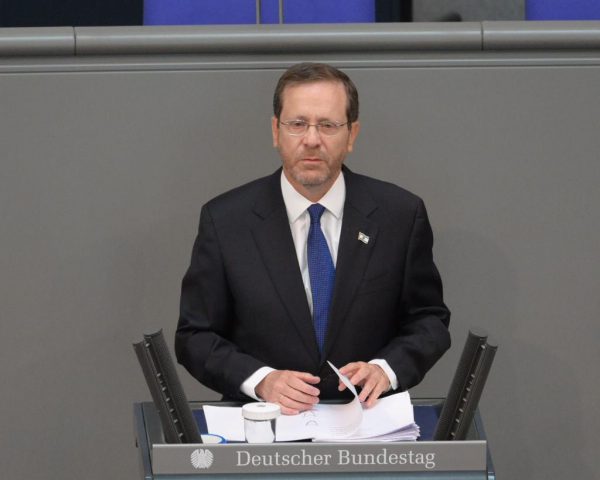 מרגש: הנשיא אומר 'יזכור' לחללי השואה בבונדסטאג
