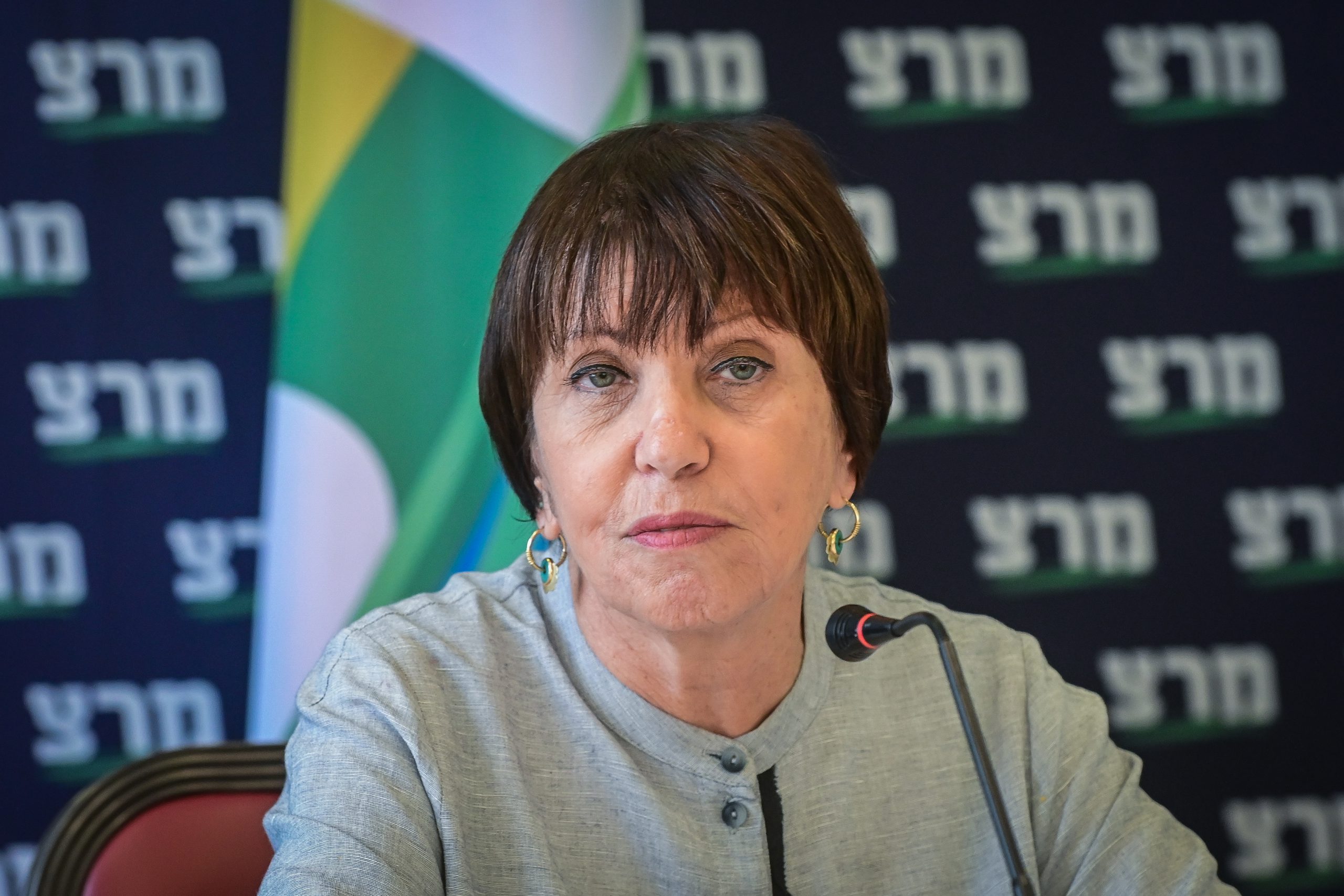 בשמאל מברכים על ההסכם: "צעד ראשון לשלום"
