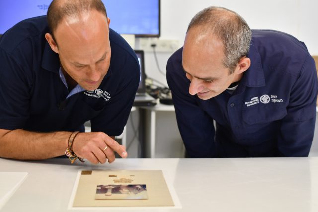ד"ר ג'ו עוזיאל וד"ר איתן קליין מרשות העתיקות בוחנים את הממצא הנדיר.