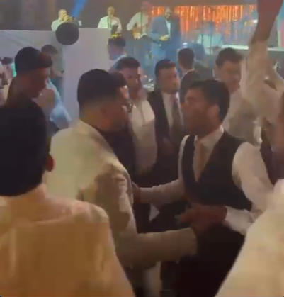 צפו: נוכל הטינדר מתקבל בחתונה לצלילי שיר חסידי
