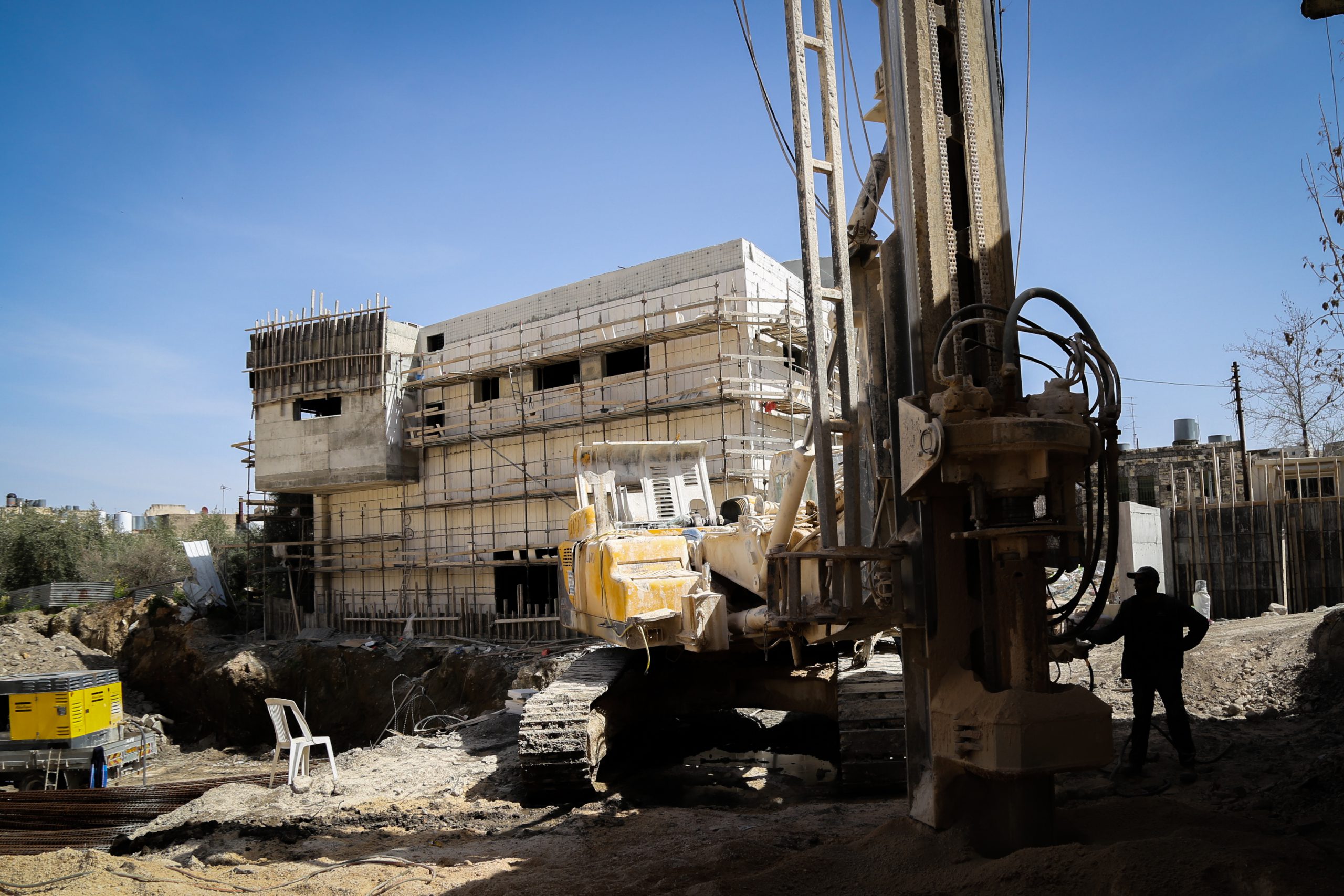 תוך פחות משעה: 2 פועלים נפצעו בנפילה מגובה