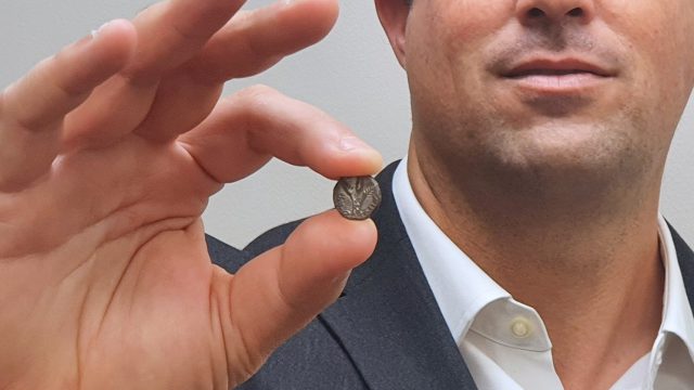 מטבע בן 2000 שנה מהמרד הגדול הוחזר לישראל. תיעוד