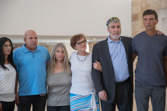 חלק מהורי ההרוגים באסון נחל צפית