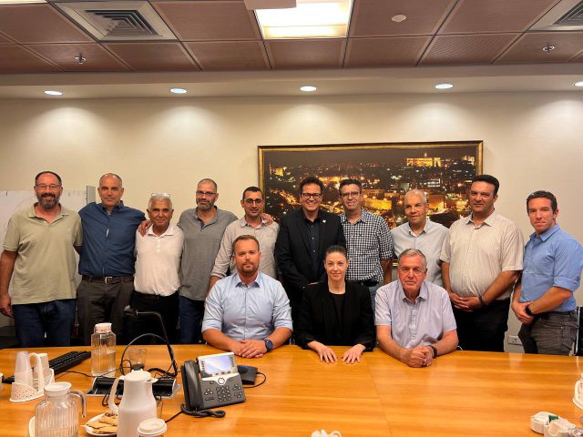 הצוות והשרה