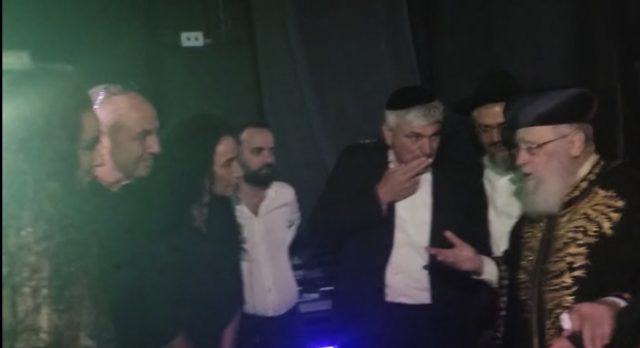 הרב יצחק יוסף עם יובל דיין והוריה