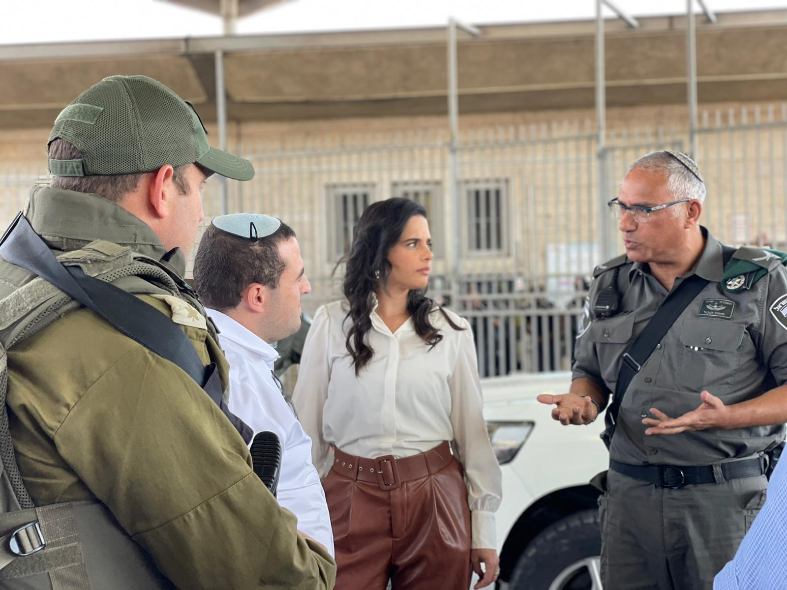 שקד במחסום שועפאט (ללא קרדיט)
