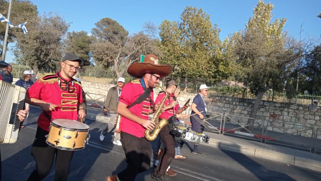 כלות קוריאניות וחסידי חב"ד: המיטב מצעדת ירושלים