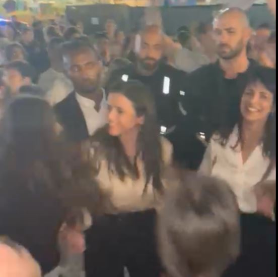 חזרה למגזר: צפו באיילת שקד מפזזת בהקפות שניות