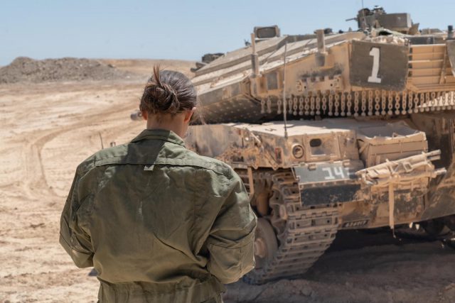 לוחמות שיריון בפעילות (דובר צה"ל)