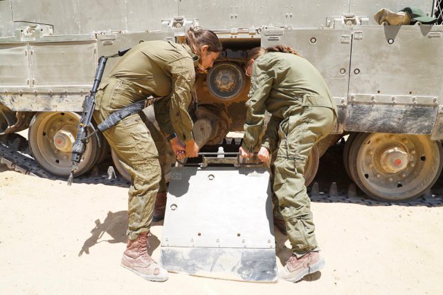 לוחמות שיריון בטיפול שוטף לטנק (דובר צה"ל)