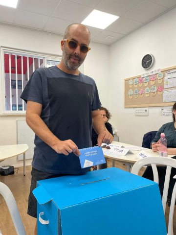 צאו להצביע: הסלבס שהשכימו והגיעו אל הקלפי