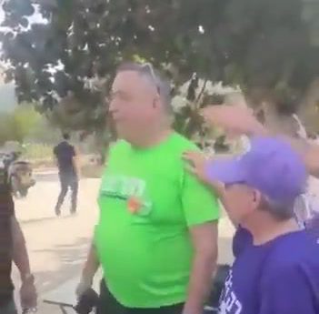 סערה ברשת: פעיל מרצ תועד מבזה תפילין