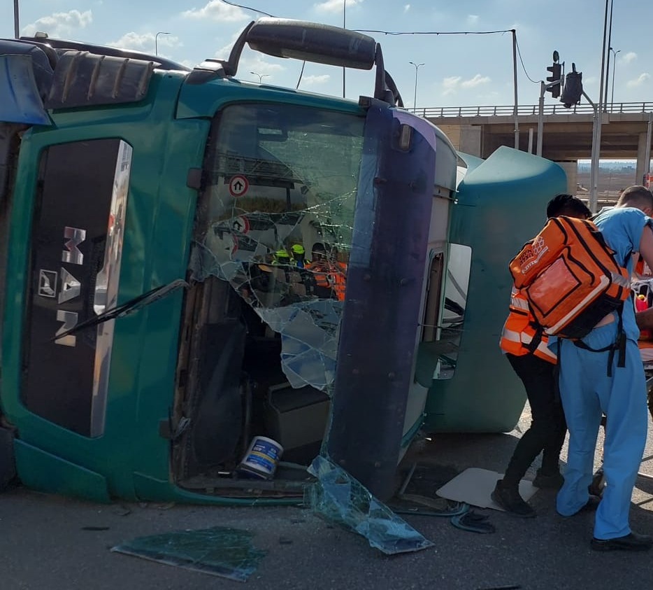 מערבל בטון התהפך בראש העין, בן 30 נפצע בינוני
