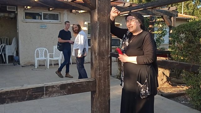 אורית סטרוק בכניסה לביתו של הרב דרוקמן (איתן יואלי)