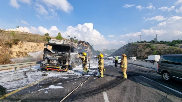 משאית נשרפה בכביש 1 וגרמה לחסימה