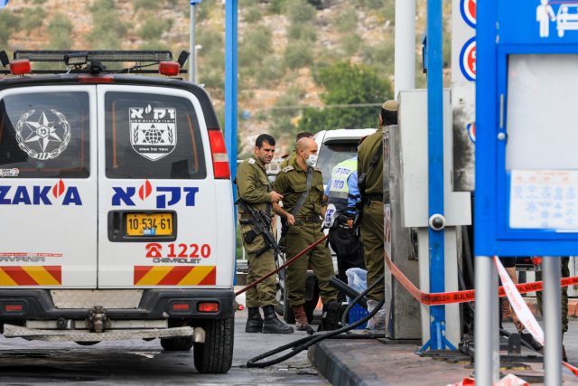 זירת פיגוע הדקירה באריאל (ג'אמל עוואד/פלאש90)