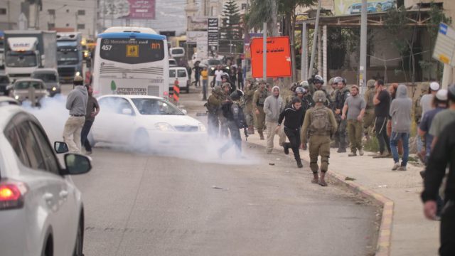 בתגובה לפיגוע: עשרות הפגינו מול כפרו של המחבל
