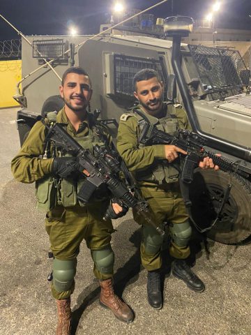 סמח"ט חברון סא"ל אליחי רוזן (מימין).
