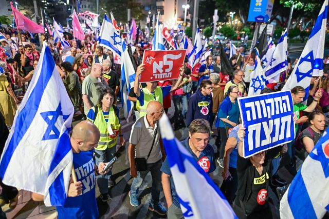 מפגינים נגד חזרת נתניהו לשלטון