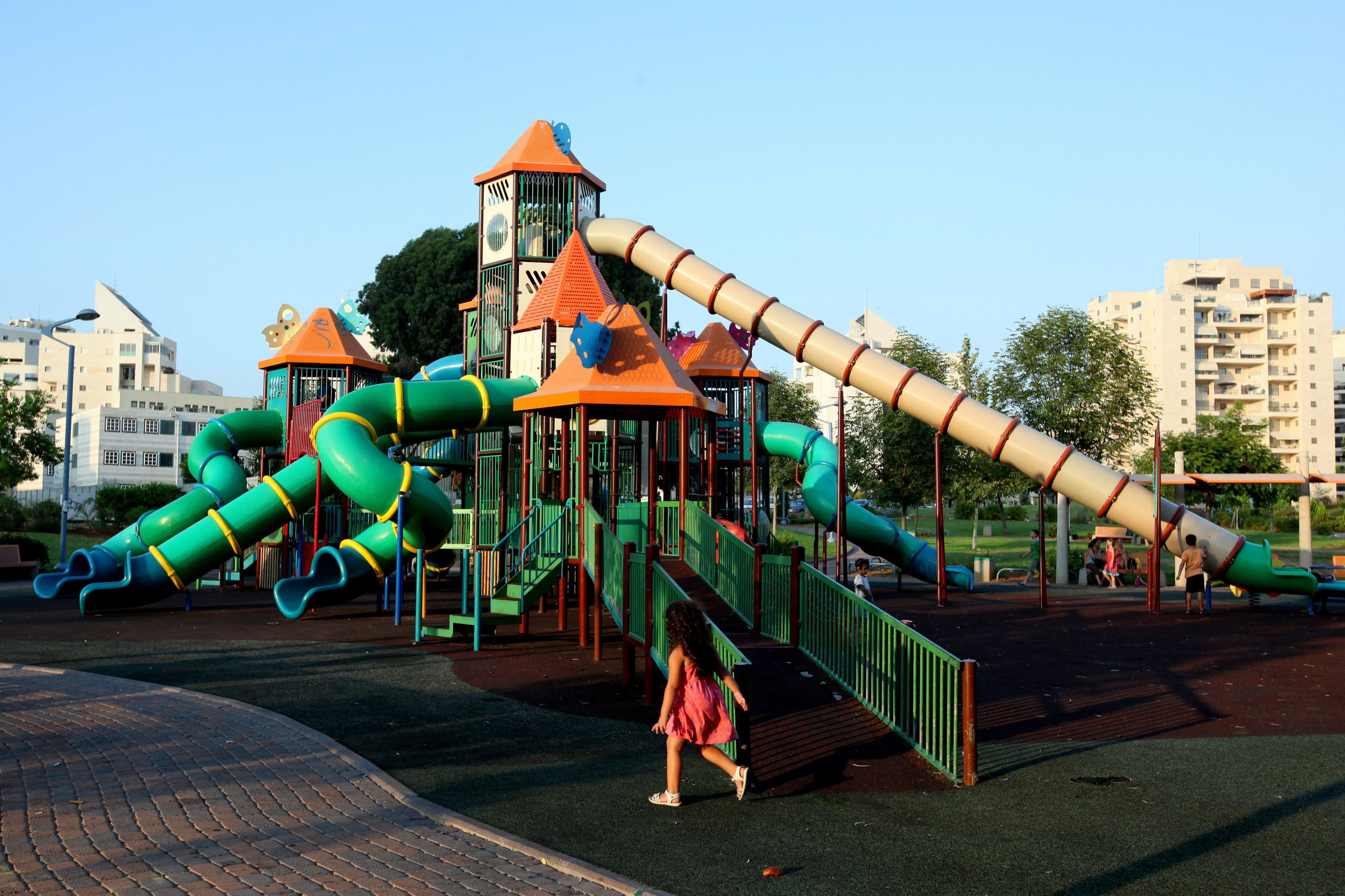 חדרה: בן 4 וחצי נפצע קשה מנפילה ממתקן שעשועים