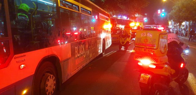 תאונת אוטובוס קשה בתל אביב: בן 30 מורדם ומונשם