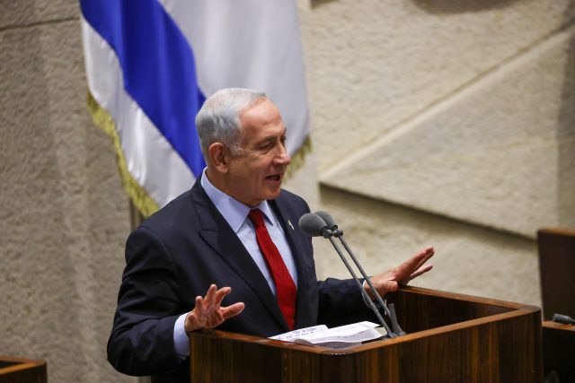 פסקת ההתגברות מעוררת את השאלה: למי נתונה המילה האחרונה בישראל? בנימין נתניהו מעל דוכן הכנסת.