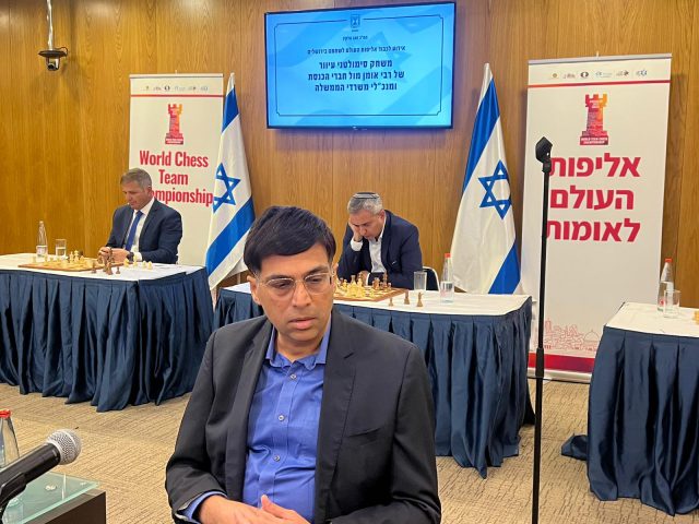 אנאנד עם הגב ללוחות, מנצח את שני הח"כים במקביל