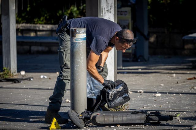 חבלן עם טלית ותפילין של אחד הנפגעים בפיגוע בירושלים.