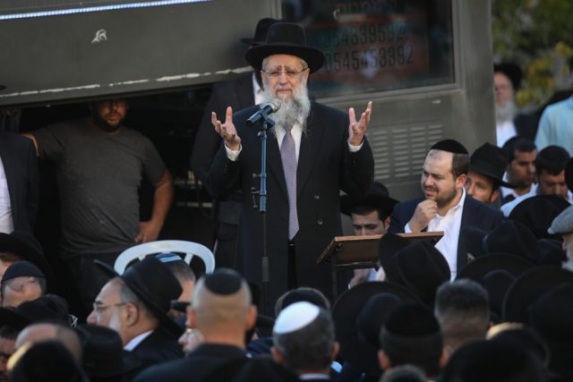 הרב דוד יוסף בהלוויה