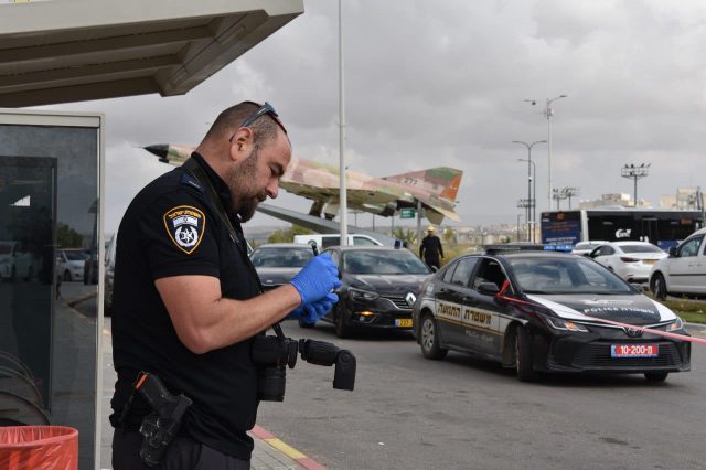 החקירה בזירת הפיגוע (דוברות המשטרה)