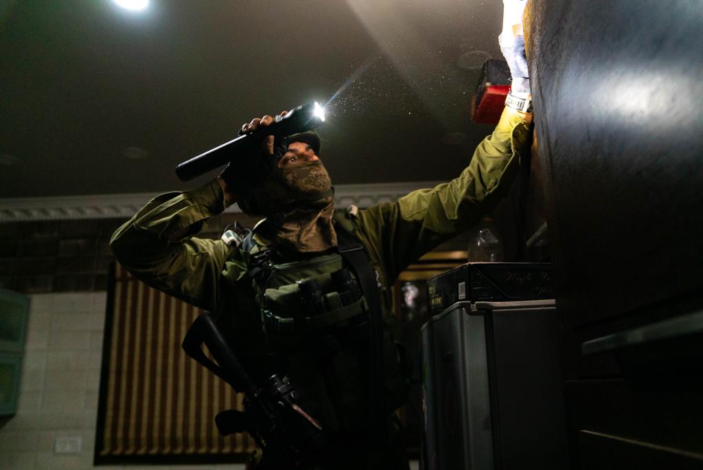 16 מבוקשים נעצרו ביו"ש, סכין ואקדח הוחרמו • תיעוד