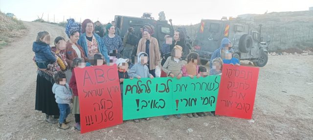תושבי קומי אורי מפגינים במחסום מג"ב