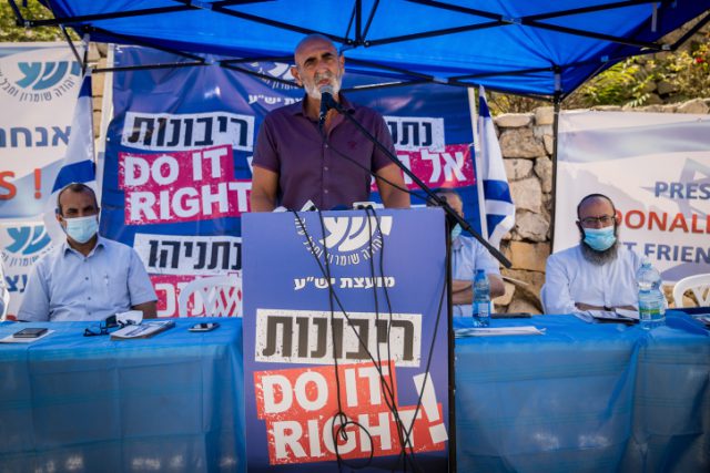 דוד אלחייני באוהל מחאה מחוץ לבית ראש הממשלה ביוני 2020 בקריאה להחיל ריבונות ביו״ש. צילם: יונתן זינדל, פלאש 90