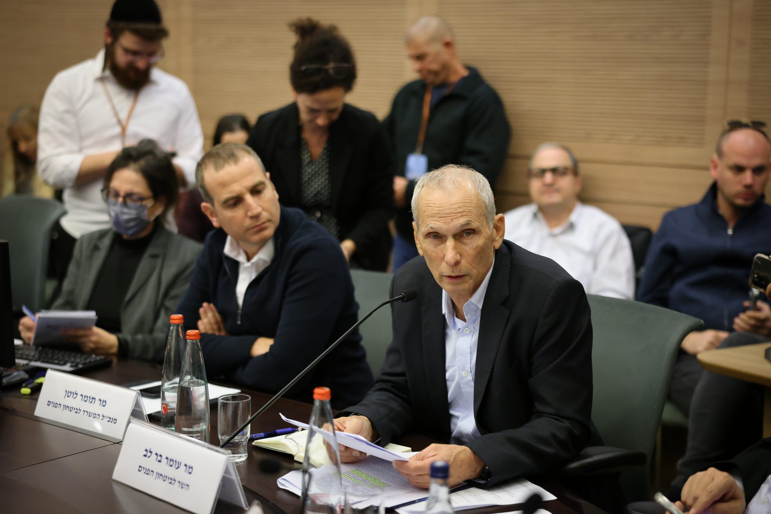 בזמן דיון הוועדה: השר בר לב חושף מידע מסווג | צפו