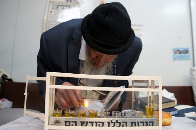 חנוכיה בתוך בית זכוכית (דוד כהן/פלאש90)