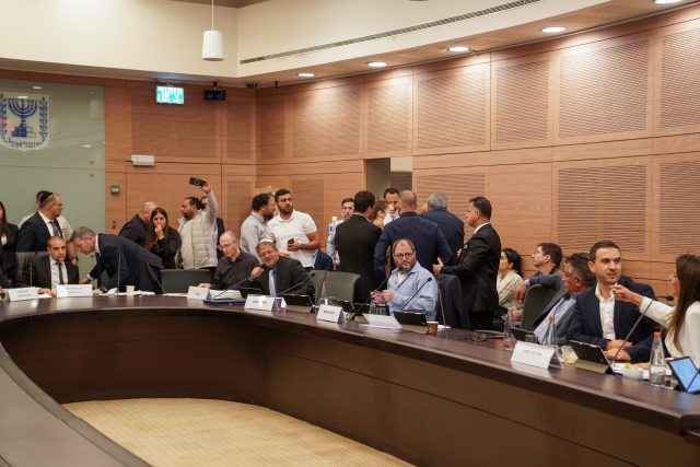 חלק מחברי הכנסת הוצאו מהדיון