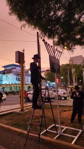 בצל המהומות בפרו: הדלקת נרות חנוכה המונית בלימה