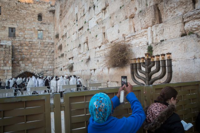 נשים מדליקות: על סיפורי גבורה בימינו | דעה