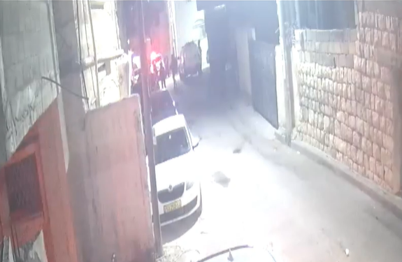 הזעיק שוטרים, ירה ודרס אותם. צפו בתיעוד הפיגוע